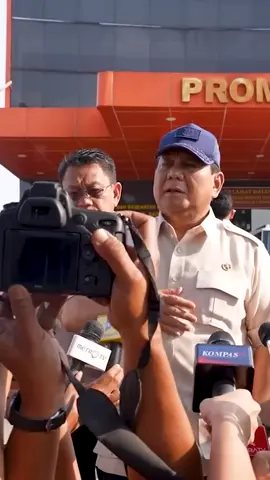 Presiden Prabowo Subianto menjenguk para aparat yang menjadi korban demo di Rumah Sakit Polri, Jakarta Timur pada Senin, 1 September 2025. Prabowo mengungkapkan ada 43 orang yang dirawat di RS Polri di mana sebagian sudah diizinkan pulang. Saat ini, korban yang dirawat di RS Polri ada 17 orang, terdiri dari 14 aparat dan 3 orang masyarakat sipil. Dalam kesempatan itu, Prabowo juga menyebutkan instruksinya kepada Kapolri Jenderal Listyo Sigit untuk menaikkan pangkat para aparat tersebut. “Saya sampaikan ke Kapolri, saya minta semua petugas dinaikin pangkat luar biasa karena bertugas di lapangan membela negara, membela rakyat,” ucap Prabowo. Menurutnya, demonstran murni akan bersikap baik dan tak melakukan tindakan anarkis sehingga akan dilindungi oleh aparat. #voxpro 