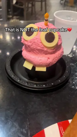 The cupcake was still bomb tho#fnaf #hhn #horrornights #universalstudios #fivenightsatfreddys 