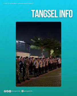 Polres Tangerang Selatan bersama TNI dan stakeholder terkait menggelar patroli skala besar di 26 titik rawan. Kegiatan dilakukan untuk memastikan situasi Kamtibmas yang kondusif. “Dari pemetaan, ada 26 titik yang perlu mendapatkan treatment khusus untuk mencegah potensi gangguan kamtibmas. Kehadiran Forkopimda dalam patroli ini sebagai jaminan bahwa keamanan dan ketertiban masyarakat akan terus kami upayakan,” kata Kapolres Tangerang Selatan AKBP Victor Inkiriwang kepada wartawan, Senin (1/9/2025). Victor mengatakan 200 personel gabungan Polres Tangsel, TNI, Satpol PP, dan kelompok masyarakat dikerahkan dalam kegiatan ini. Patroli menyasar sembilan kecamatan di wilayah hukum Polres Tangerang Selatan. “Forkopimda hadir untuk memastikan keamanan seluruh kegiatan masyarakat sekaligus mencegah semaksimal mungkin berbagai potensi gangguan,” ujarnya. Dandim 0506/Tangerang Kolonel Inf. Ary Sutrisno menambahkan TNI-Polri akan terus melakukan patroli untuk memastikan wilayah Tangerang Selatan aman. Polisi juga mengimbau masyarakat untuk tetap tenang, tidak ragu beraktivitas. “Bersama stakeholder di Tangsel, kami bahu membahu bersinergi untuk menjamin masyarakat dapat beraktivitas dengan nyaman, terlebih di tengah isu-isu yang berkembang di media sosial,” tuturnya. Wali Kota Tangerang Selatan Benyamin Davnie menambahkan kegiatan patroli ini dilakukan sebagai bentuk kehadiran pemerintah dan aparat keamanan di tengah masyarakat. “Patroli ini untuk menunjukkan bahwa kami hadir, memberikan rasa aman dan nyaman di tengah-tengah masyarakat,” imbuhnya. _ #tangselinfo #tnipolri #patroliberskalabesar #antisipasidemo #demo 