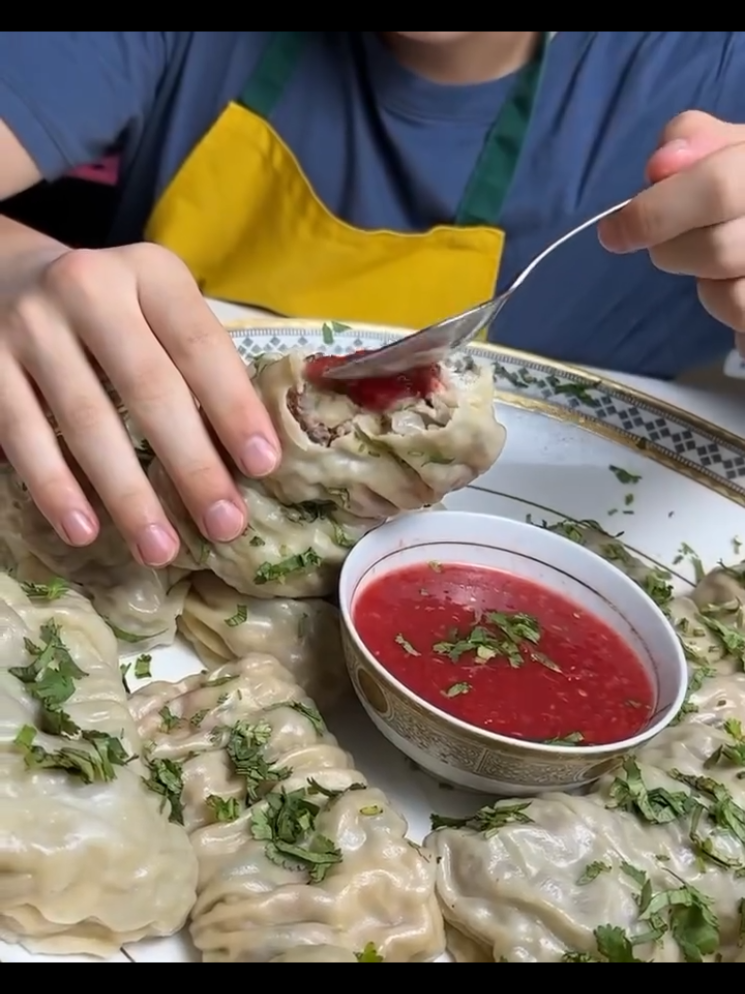 БЫСТРЫЕ МАНТЫ🔥 Тесто: ✅Вода - 200мл ✅Яйцо - 1 ✅Соль - 1ч л ✅Мука - 500г 1-начинка: ✅Фарш - 350г ✅Лук - 1 ✅Картофель - 1 ✅Соль, перец 2-начинка: ✅Консервированный тунец - 3(300г) ✅Помидор - 1 ✅Зеленый лук ✅Соль, перец Приготовление на видео ☝️ Приятного аппетита 😋  #манты #быстрыеманты #мантыдомашние #россия🇷🇺 #казань 