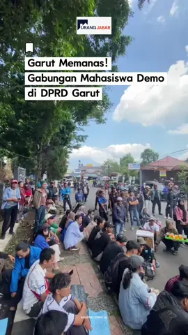 Garut hari ini kembali menanas! Aliansi Mahasiswa bersama masyarakat umum menggelar aksi besar mulai pukul 10.00 WIB, dengan titik kumpul di Bundaran Simpang Lima.   Massa akan bergerak menuju Kantor Bupati dan Gedung DPRD Garut, membawa sembilan tuntutan yang dinilai mewakili suara rakyat kecil. #garut #mahasiswa #demonstrasi #dprdgarut 