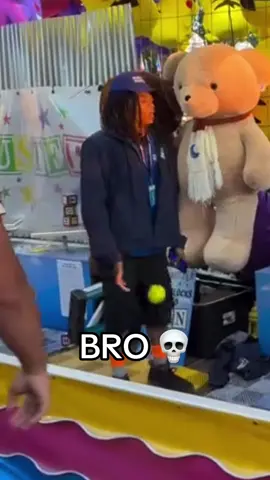 I know he quit after this 😭 #fail #carnival #game #funny (via keylainminnesota/IG)