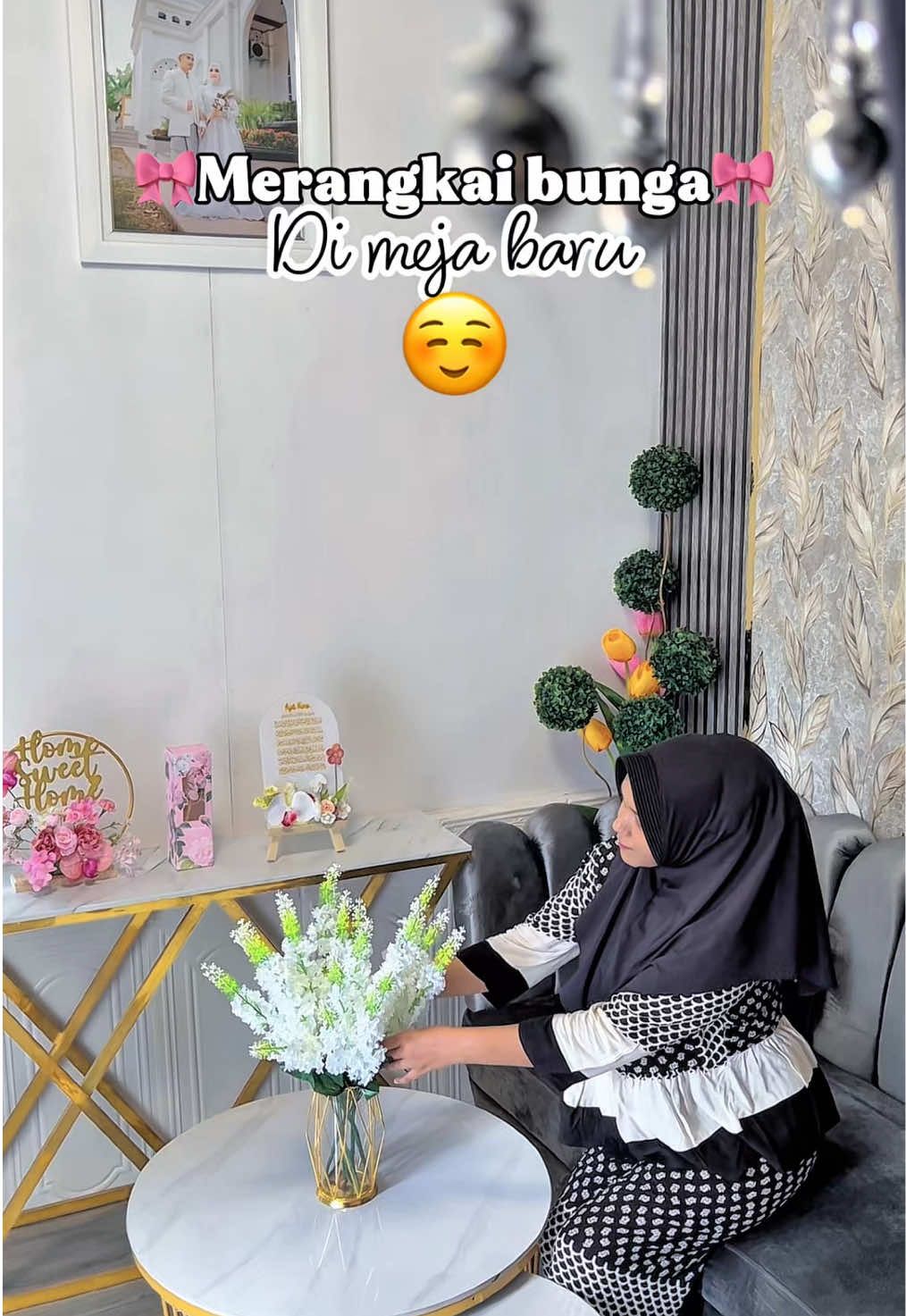 Hihihihihi cakep🤭 #ruangtamuminimalis #hiasanmeja #bungahias #ruangtamu 