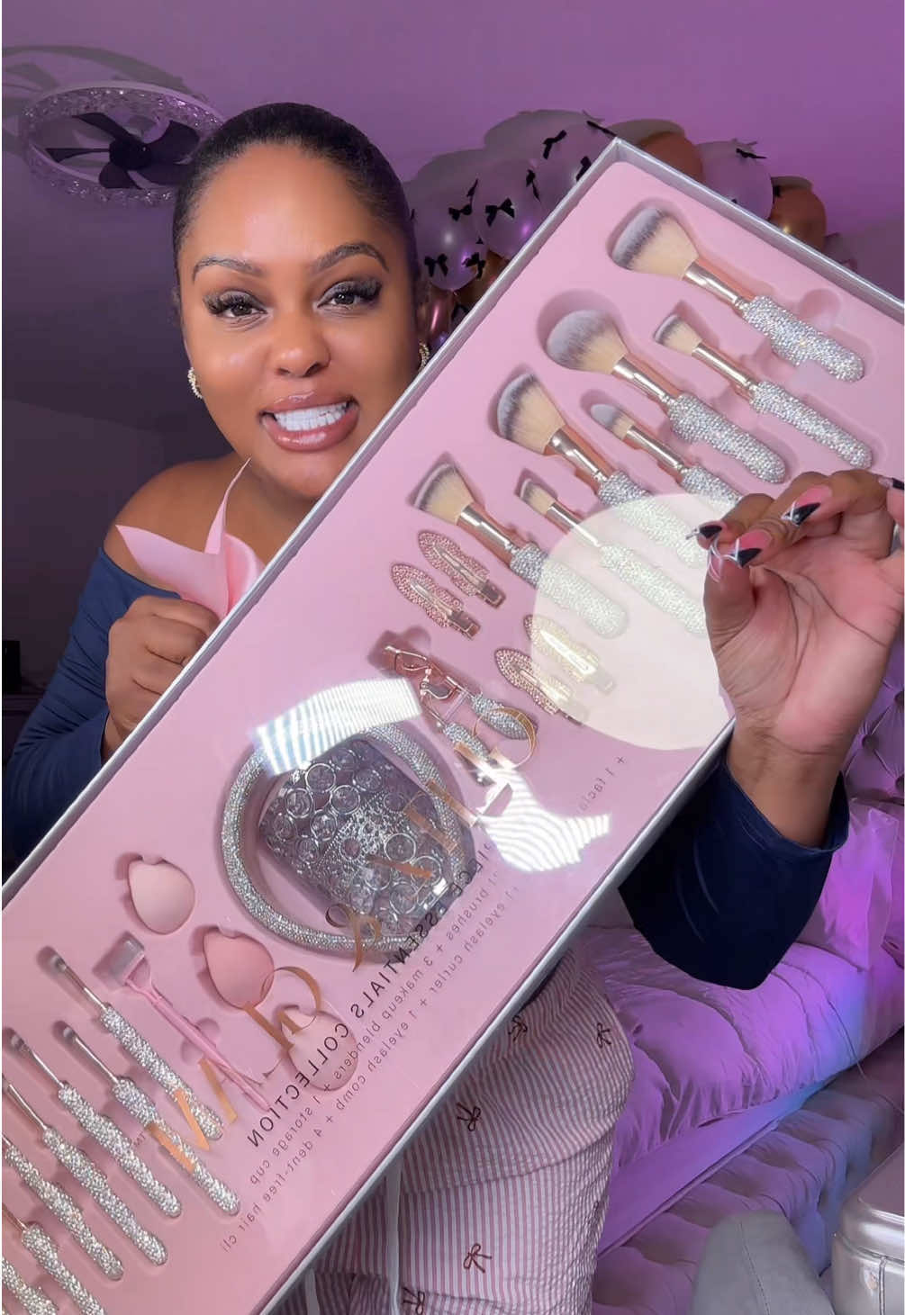 I AM OBSESSED 😍✨ @glitzandglam.products  #makeupbrushes #brushset #bling #glitzandglam #ttsbeautybesties 