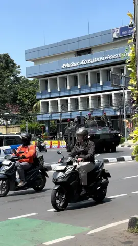 Lanjutan setelah Helikopter kemarin  Sekarang tank yg lewat ?? #demo #fyp #dpr #indonesia🇮🇩  #marinir 