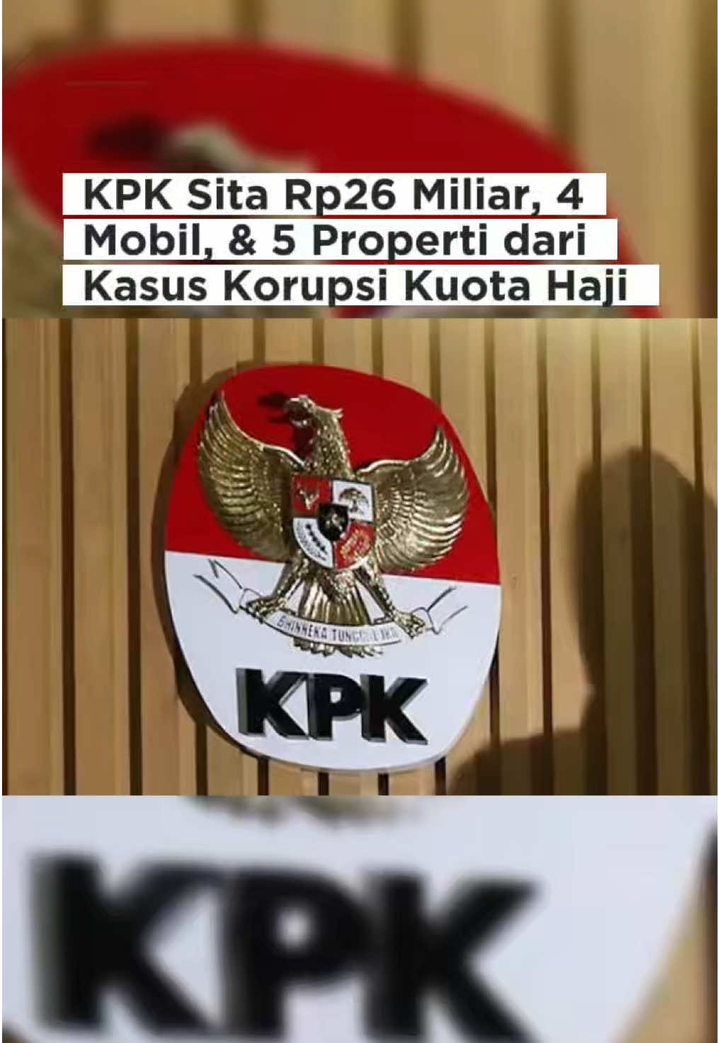 Komisi Pemberantasan Korupsi (KPK) telah menyita sejumlah aset penting dalam penyidikan kasus dugaan korupsi kuota haji 2024. Penyitaan mencakup uang tunai setara USD 1,6 juta atau sekitar Rp 26 miliar, bersama empat mobil serta lima bidang tanah dan bangunan sebagai bagian dari upaya pembuktian dan pemulihan keuangan negara. Aset-aset tersebut diduga terkait aliran dana haram dari skema pembagian kuota tambahan haji, yang melibatkan travel dan oknum internal Kementerian Agama; dugaan kerugian negara diperkirakan mencapai lebih dari Rp 1 triliun. Hingga saat ini, KPK belum menetapkan tersangka meski sudah menerbitkan surat perintah penyidikan dan mencegah beberapa pihak agar tidak bepergian ke luar negeri. #kpk #sita #korupsi #kuotahaji #kuotahaji2024 