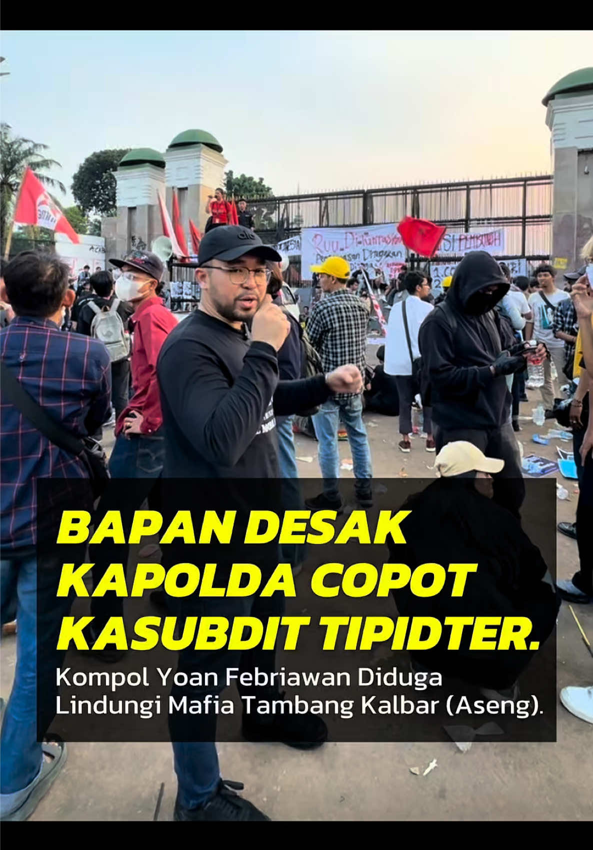 BAPAN Desak Kapolda Copot Kasubdit Tipidter Polda Kalbar. Terkait Dugaan Perlindungan Aktivitas Tambang Ilegal. Jakarta, 2 September 2025 — Dewan Pimpinan Daerah Lembaga Investigasi Badan Advokasi Penyelamat Aset Negara (LI BAPAN) Provinsi Kalimantan Barat resmi melayangkan surat kepada Kapolda Kalbar terkait dugaan pelanggaran etik dan penyalahgunaan wewenang yang dilakukan oleh salah satu pejabat di jajaran Polda Kalbar. Dalam surat bernomor 90-SRT/DPD/LI-BAPAN/LP/1/2025, LI BAPAN Kalbar menyoroti maraknya aktivitas dugaan pencurian bauksit yang dilakukan PT. EJM di lahan konsesi PT. Antam Tbk Tayan. Aktivitas tersebut dinilai mendapat pembiaran oleh Kasubdit Tipidter Polda Kalbar, Kompol Yoan Febriawan, S.I.K., S.H., M.I.K. LI BAPAN menilai, terdapat sejumlah indikasi pelanggaran yang dilakukan oleh Kompol Yoan, di antaranya: 	1.	Membiarkan aktivitas tambang ilegal berlangsung. 	2.	Diduga melindungi kepentingan PT. EJM dengan mengabaikan prinsip penegakan hukum. 	3.	Memiliki rekam jejak yang kurang baik semasa bertugas di Papua, yang dikhawatirkan terulang kembali di Kalimantan Barat. Atas dasar itu, LI BAPAN Kalbar dengan tegas mendesak Kapolda Kalbar untuk: 	1.	Mencopot Kompol Yoan Febriawan dari jabatannya sekaligus memberikan sanksi etik. 	2.	Memerintahkan Direktur Reserse Kriminal Khusus Polda Kalbar untuk segera mengambil alih penanganan kasus dugaan pencurian bauksit oleh PT. EJM secara transparan dan profesional. “Kami percaya langkah tegas dari Kapolda Kalimantan Barat akan menjadi bukti komitmen Polri dalam menjaga marwah institusi, serta memastikan tidak ada aparat yang menyalahgunakan kewenangan demi kepentingan pribadi ataupun melindungi pihak tertentu,” tegas Stevanu Febyan Babaro, Kepala LI BAPAN RI DPD Kalimantan Barat dalam pernyataannya. Surat tersebut juga ditembuskan kepada DPP LI BAPAN RI di Jakarta dan Kapolri, sebagai bentuk keseriusan lembaga dalam mengawal dugaan kasus pencurian bauksit di wilayah Kalimantan Barat.*** Sumber: HUMAS LI BAPAN KALBAR #fyp #fypツ #mafiatambang #polisi #kalbar 