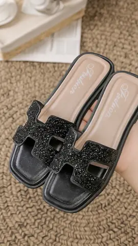 sandal wanita terbaru ,model simple dan kekinian. cocok di pakai sehari hari 🫶🥰🥵🔥 #fyp #sandal #sandalwanita #promomakangajian 