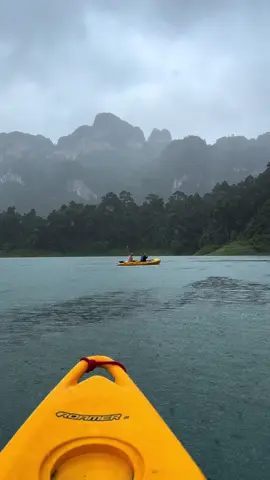 ช่วงเวลาที่ฝนตก 🌧️⛰️ เหมือนได้ปล่อยใจไปกับละอองฝน กับวิวเขื่อนรัชประภา เราพักที่  รีสอร์ทที่เหมือนเราได้กอดโดยธรรมขาติ #360issarafloatingresort #เขื่อนรัชชประภา #เขื่อนเชี่ยว #khaosok #เขาสก