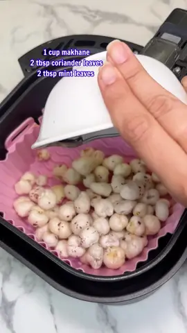 Air fryer recipes #airfryergarlicbread #airfryermacronies #airfryerrecipes #trendingvideo #airfryertiktok 