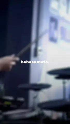 Mestine baen kangelan riko busek aran isun teko ati. ♪ BOHOSO MOTO @dinikurniaw @muflykey #bohosomoto #dinikurnia #muflykey #music #musikgram__ 