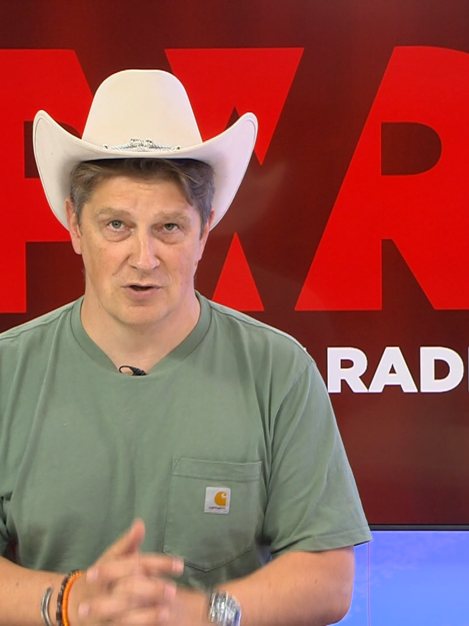 Praėjus kelioms savaitėms po Roko vestuvių, galime pasidalinti ir sveikinimu, kurį siuntėme tai progai. Kaip vertinate jūs? Rokeliui tai labai patiko. <3