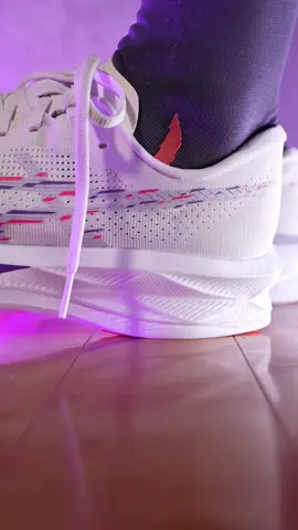 ASICS SONICBLAST ¥22,000（税込） 約256g（27.0cm／片足） 2025.09.04発売 柔軟性と高い反発力を兼ね備えたアストロプレートを搭載。 我々がチャンネルでも大絶賛したスーパーブラスト2にも反発感は似ている気がしたが、何よりそのプレートが搭載されたことによる安定性が印象的です。 #asics #sonicblast #アシックス