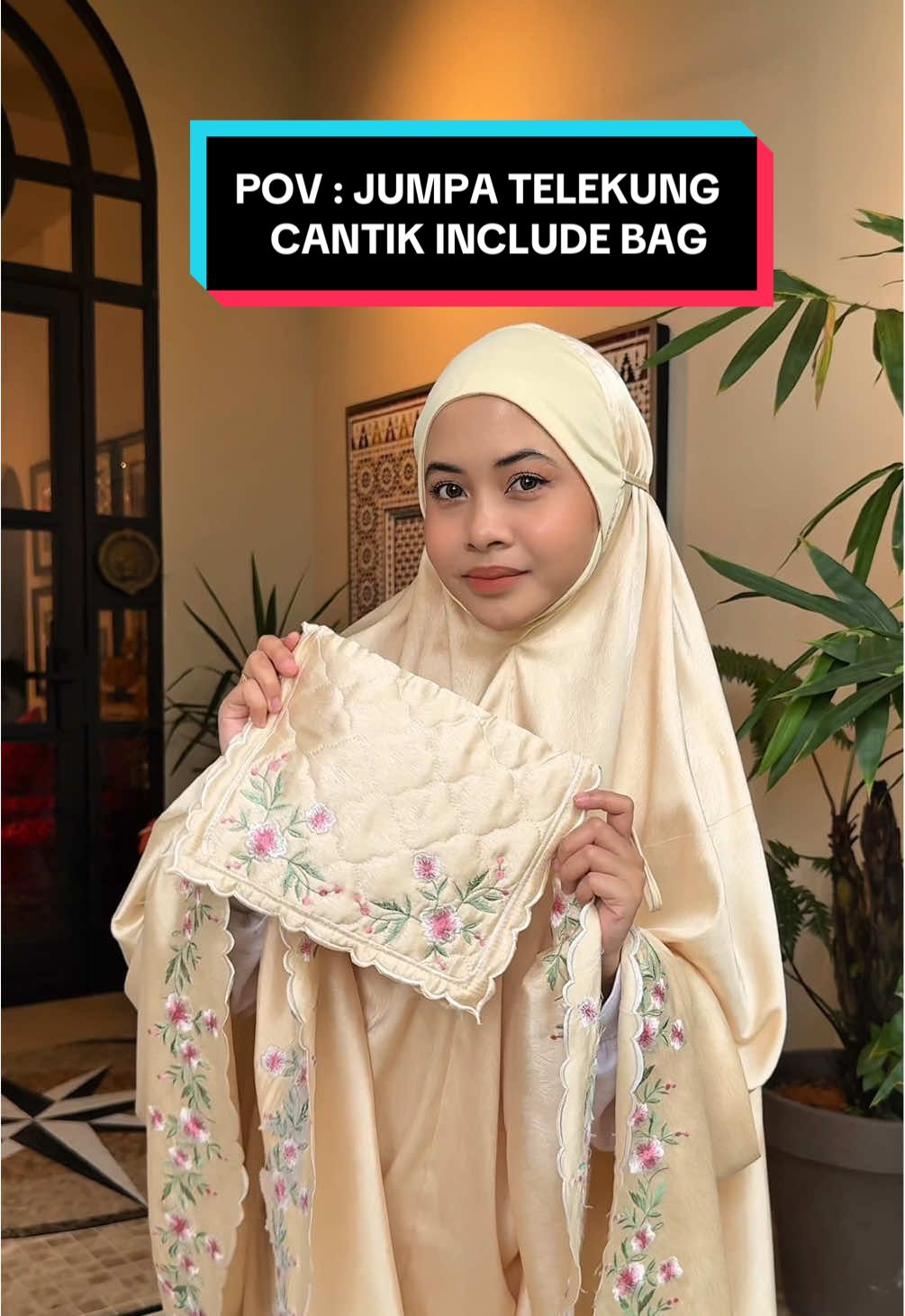 Bila terjumpa telekung cantik & include bag macam Telekung Alicia ni, memang terus onz nak beli! 😍 Material premium dubai silk yang sejuk & bersulam floral dekat keliling telekung, memang nampak exclusive je bila pakai 🤍 Nak telekung cantik? klik bag kuning #zaraawliya #telekungzaraawliya #telekung #telekungcantik #telekungsulam