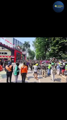 PBB angkat bicara melalui Juru Bicara Komisi HAM perihal kejadian tindakan Represif Aparat terhadap Aksi Demonstran, diharapkan agar Pemerintah Indonesia dapat menyelidiki kejadian tersebut dengan tuntas. KOMNAS HAM harus bertindak cepat untuk melakukan Penyelidikan dan Investegasi agar terang benderang kejadian yang memakan korban jiwa Demonstran di beberapa Daerah Indonesia dan melaporkan kepada publik. #ham #polisi #berita #fyp 