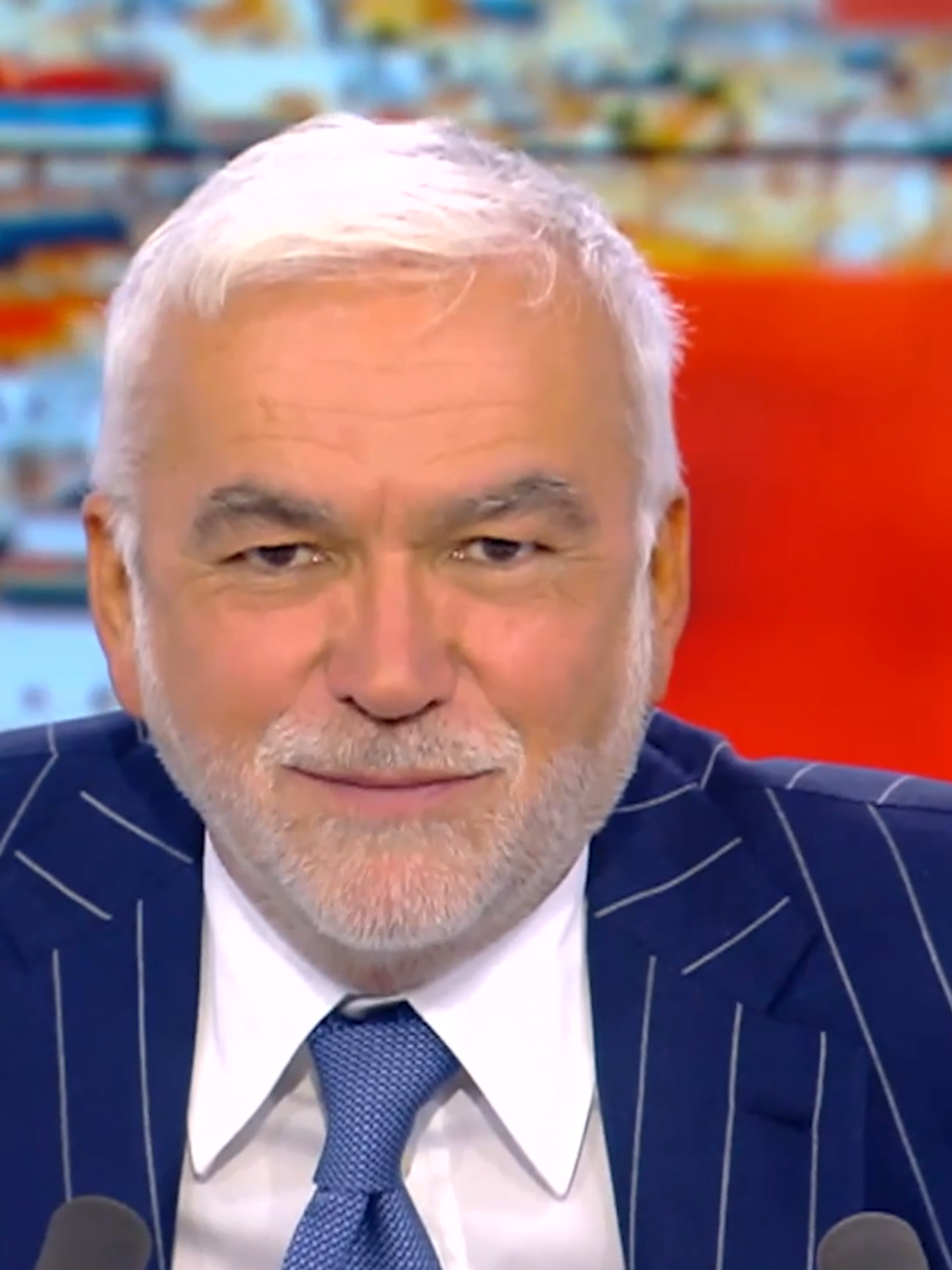 «Emmanuel Macron fait ce qu’il veut, quand il veut, comme il veut», a déploré Pascal Praud ce mardi dans son édito en ouverture de «L'Heure des Pros» sur CNEWS. #pascalpraud #edito