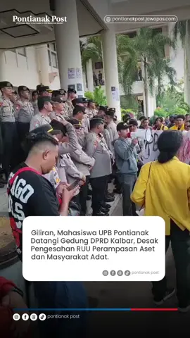 Giliran, Mahasiswa UPB Pontianak Datangi Gedung DPRD Kalbar, Desak Pengesahan RUU Perampasan Aset dan Masyarakat Adat. PONTIANAK — Puluhan mahasiswa Universitas Panca Bhakti (UPB) Pontianak menggelar aksi unjuk rasa di depan Gedung Dewan Perwakilan Rakyat Daerah (DPRD) Kalimantan Barat, Selasa (2/9). Mereka datang sekitar pukul 14.45 WIB dengan mengenakan jaket almamater berwarna kuning mencolok, menandai aksi damai yang sudah beberapa hari sebelumnya terjadi. Dalam aksi tersebut, para mahasiswa menyampaikan orasi secara bergantian, menyoroti sejumlah isu strategis baik tingkat nasional maupun lokal. Aksi mereka dikawal ketat oleh aparat kepolisian dan personel TNI yang berjaga di sekitar halaman gedung dewan untuk memastikan situasi tetap kondusif. Saat azan Ashar berkumandang, suasana aksi sempat berhenti sejenak sebagai bentuk penghormatan terhadap ibadah. Setelah selesai berkumandang, para mahasiswa kembali melanjutkan orasi mereka dengan semangat yang tak surut. Salah satu tuntutan utama dalam aksi ini adalah desakan agar Rancangan Undang-Undang (RUU) Perampasan Aset milik koruptor agar segera disahkan. Mahasiswa menilai RUU tersebut penting untuk menyelesaikan persoalan negara, terkait perilaku korupsi di negara ini. Selain itu, mereka juga menuntut percepatan pengesahan RUU Masyarakat Adat yang hingga kini belum mendapat lampu hijau dari pemerintah pusat. “RUU Masyarakat Adat adalah bentuk pengakuan negara terhadap hak-hak masyarakat lokal, terutama di Kalbar yang kaya suku, budaya, tanah adat dan lain-lain. Ini harus segera direalisasikan,” ujar salah satu koordinator aksi. Tak hanya isu nasional, para mahasiswa juga menyuarakan persoalan lokal yang mendesak, seperti maraknya Penambangan Emas Tanpa Izin (PETI) yang merusak lingkungan dan merugikan masyarakat sekitar. Mereka menuntut pemerintah daerah dan pusat untuk lebih tegas memberantas praktik ilegal tersebut. “Kami hadir bukan untuk membuat onar, tapi untuk menyuarakan keresahan rakyat kecil yang sering terabaikan,” tegas seorang orator. “Isu nasional maupun lokal yang kami angkat hari ini adalah bagian dari perjuangan bersama untuk Kalbar dan Indonesia yang lebih adil dan berdaulat,