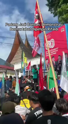 PADANG – Aksi demonstrasi ribuan mahasiswa di depan Gedung DPRD Sumatera Barat, Senin (1/9/2025), berjalan damai, tertib, dan penuh martabat. Di balik kondusifnya aksi tersebut, sosok Rifaldi, Koordinator Pusat Aliansi BEM se-Sumatera Barat sekaligus Presiden Mahasiswa Universitas Dharma Andalas, memainkan peran penting. Ketika di sejumlah daerah aksi massa berubah menjadi anarkis, merusak fasilitas publik, bahkan merugikan masyarakat, Rifaldi justru tampil sebagai pemimpin gerakan mahasiswa yang mampu mengarahkan ribuan mahasiswa Sumbar untuk tetap lantang menyuarakan tuntutan tanpa kehilangan kendali. Ia menegaskan, suara keras mahasiswa tidak boleh dibayar dengan kekacauan, melainkan harus menghadirkan nilai dan perubahan nyata. Aksi yang dipimpinnya menghadirkan energi positif sekaligus memperlihatkan wajah intelektual muda Minangkabau yang matang dalam berjuang. Dengan orasi-orasi kritis namun penuh tanggung jawab, Rifaldi membuktikan bahwa mahasiswa Sumbar berbeda: berani bersuara, santun dalam sikap, dan teguh menjaga martabat. Kondisi ini menjadikan aksi di Padang sebagai contoh bagi mahasiswa seluruh Indonesia, bahwa demonstrasi bukan soal amarah, melainkan ruang demokrasi yang sehat, santun, dan membangun. Tak hanya itu, keberhasilan mahasiswa menjaga kedamaian juga melahirkan rasa bangga yang meluas di tengah masyarakat Sumatera Barat. Di mana pun mereka berada, masyarakat Minang menjadikan momen ini sebagai bukti bahwa ranah Minang mampu memberi teladan: bersuara dengan keras, tapi tetap menjaga adab.