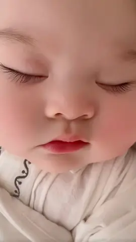 Nhả vía cô công chúa da trắng, môi đỏ, lông mi dài cong vút 😘😘😘