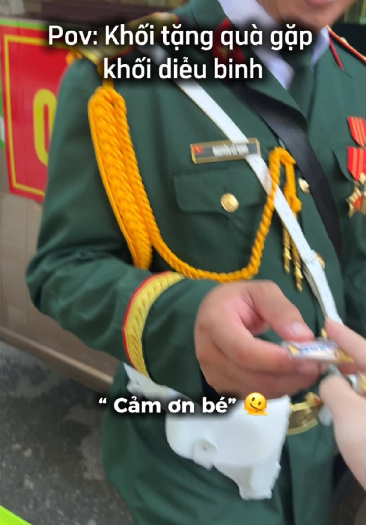 Mỗi lần là một đoàn vậy đó 🤣 Đi từ Nam ra Bắc xem A80 rùi tặng quà đúng cho mấy bạn niềm Nam 🤗 Dễ thương thuyệt á chớ 🇻🇳 #quockhanhmung2thang9 #tetdoclap #a80 #vietnam #toiyeuvietnam 