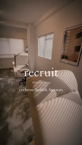 UnU eye shopでは現在中途スタッフを募集しています 【職種／役職】 アイデザイナー／施術者／店長候補 【雇用形態】 正社員 【試用期間】 1〜3ヶ月間 【応募資格】 美容師免許取得者 【募集内容】 アイブロウスタイリングorアイラッシュリフトの経験者の方を優遇いたします 未経験の方でも美容室やその他の社会人経験がある方はご応募可能です 【事業内容】 眉毛ワックス・ハリウッドブロウリフト・まつ毛パーマ・マツエク・フェイスワックス 【給与】 未経験の方　月給20万円～＋売上歩合 経験者の方　月給22万円〜＋売上歩合 【休日】 4週8日制 土日休み可 【有給】 年間10日間 【社会保険】 社会保険完備 【勤務地】 福岡市中央区今泉 【求める人材】 向上心がある方 オシャレが好きな方 SNSなどで自己表現したい方 今より技術力を高めたい方 人と関わることが好きな方 【応募方法】 履歴書と合否返信用封筒（郵送、もしくは直接お店にお持ち下さい） ※応募していただいた書類等はこちらで大切に保管させていただきます。 返却は致しかねますのでご了承下さい。 【応募条件】ご来店履歴がある方のみ 【期限】随時募集 【審査結果】1週間以内に、書類審査合格者のみ面接の日程を通知いたします。 わからない点がございましたら、お電話ください！ #福岡アイサロン#福岡アイブロウ#福岡まつ毛パーマ#アイブロウサロン#ラッシュリフト 