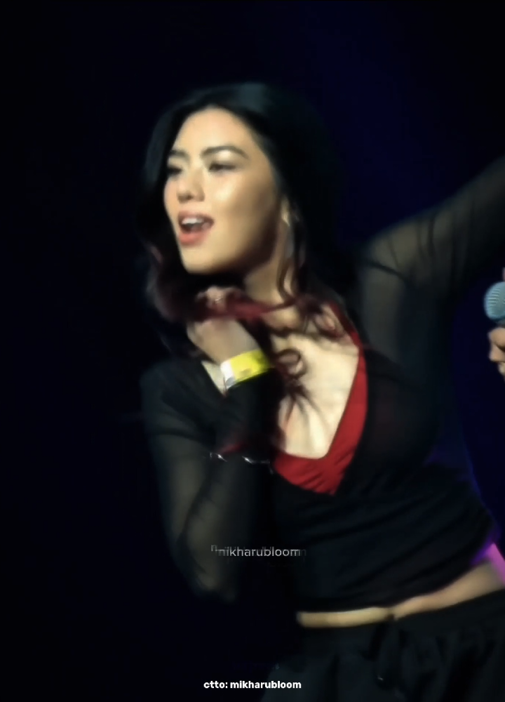 the way she brushes her hair back 🧎😫 #binimikha #mikha #edit #fyp #foryoupage 