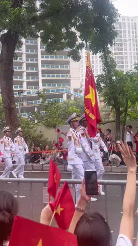 Đi đu concert A80 nhưng k biết tên đồng chí nào, vô tình quay đc đồng chí số 2, hàng 1 khối Hải quân có nụ cười toả nắng quá nha 🤭🤭🤭  #A80 #quockhanhvietnam🇻🇳 #dieubinhdieuhanh #haiquanvietnam #xuhuong 
