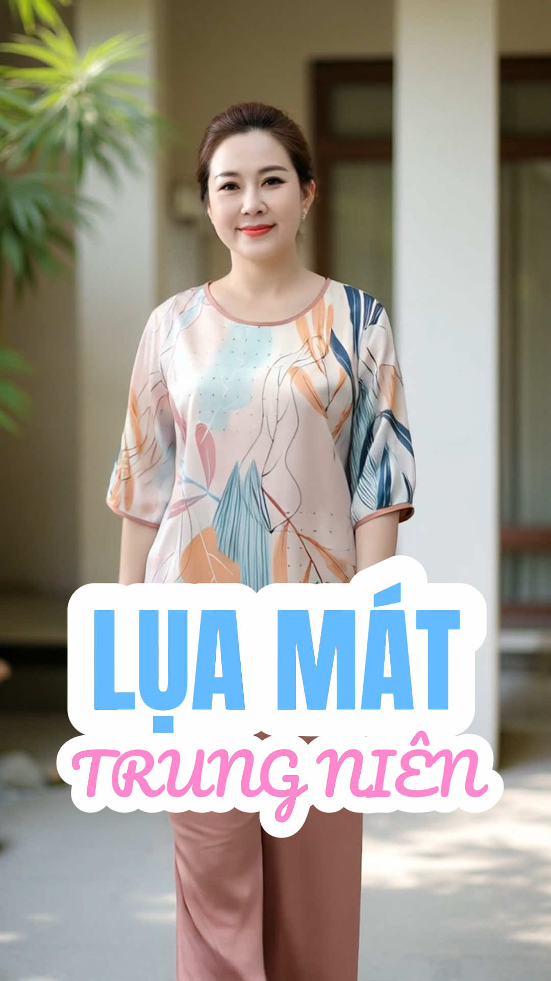 Bộ đồ trung niên may từ chất liệu lụa vân gỗ mềm mát, thoáng và nhẹ. Với thiết kế hài hoà, các hoạ tiết trang nhã cùng tông màu nền trung tính thuận mắt, rất phù hợp với gu thời trang của các Chị, các Mẹ, các Bà ở độ tuổi U40-U80. @Mặc đẹp phối xinh ✨  @Mặc đẹp phối xinh ✨  @Mặc đẹp phối xinh ✨ #thoitrangnu #macdepphoixinh #macdepphoixinh2025 #trungnien #trungniendep #dobo #dobotrungnien #setdonu #setdodep #dobotangme 