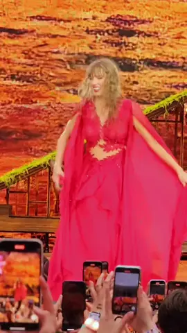 Her smile #taylorswift #erastour #swifttok #fyp 