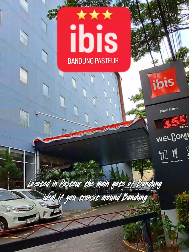 Hotel ibis lokasinya tepat di depan  jembatan layang Pasteur Surapati. Aksesnya dekat dengan Jalan Tol Pasteur dan beberapa mall di pusat Kota Bandung.  Namun hotel ini tidak mempunyai kolam renang hanya kamar, ruangan meeting dan spa. Lobynya pun tidak terlalu luas berdampingan dengan cafe restonya saat kita breakfast. Harga kamar start Rp 300.000 dengan view kamar di belakang city view Bandung utara dan view kamar depan jalan layang Surapati & cityview Bandung Selatan. #ibisbandungpasteur #hotelbandung #bandung #staycation #pasteur 