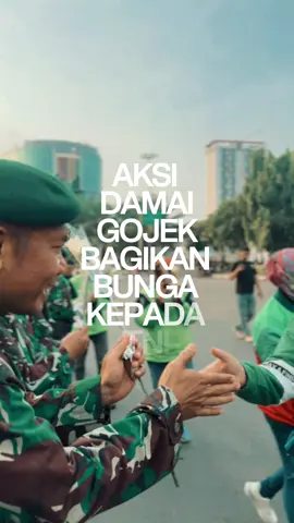 Aksi damai Gojek Bagikan Bunga dan Salami TNI. . . . #tniindonesia🇮🇩 #tni #tniad #tnial #tniau #kostrad #gojek #kwitang 