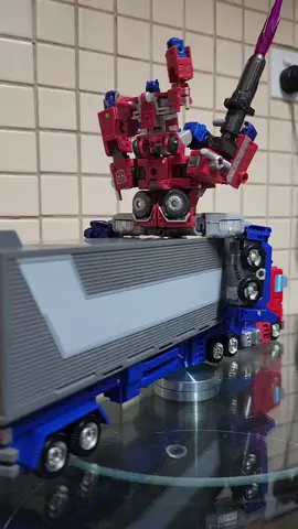 Core class Optimus, Earthrise Optimus and MD-005 legally distinct Optimus  #transformers #transformersthemovie #optimusprime 