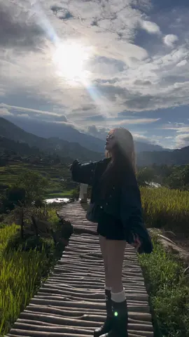 Đoàn mình di chuyển lên núi đi ạ . Mùa này siêu đẹp #sapa #mualuachin #tavan 