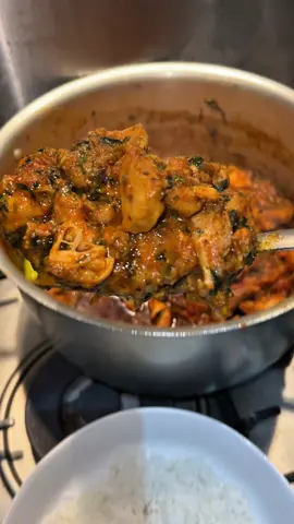 Chicken Curry Recipe 😋 Ingredients: 1kg chicken  2 onions, diced 🧅  1-2tsp salt ( depends on your taste )🧂  1 whole garlic 🧄  1tbsp crushed ginger 🫚  1 heaped tsp basaar ( spice mix )  2 large tomatoes, diced 🍅  400-500ml boiling water  Fresh coriander ( enough to garnish )  1 heaped tsp garam masala  #chickencurry #chickenrecipe #tutorial #EasyRecipe #cooking 