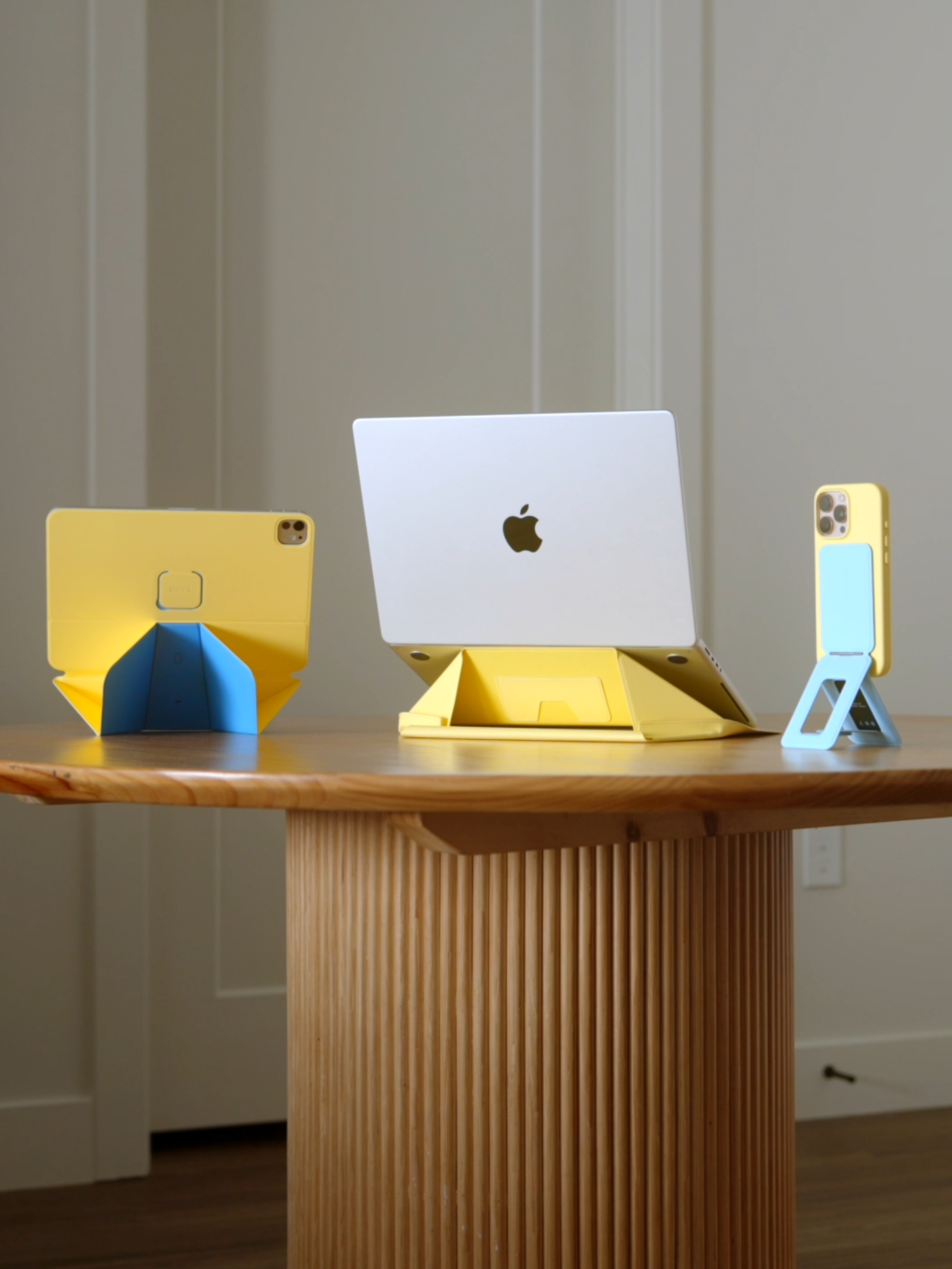 スパークコレクションで、ワークライフに彩りを💛🩵 #moftのある生活 #MOFT #モフト #PC #パソコン #apple #Apple #iphone #smartphone #スマホスタンド #iPad #iPadスタンド #moftdynamicfolio #買ってよかったもの