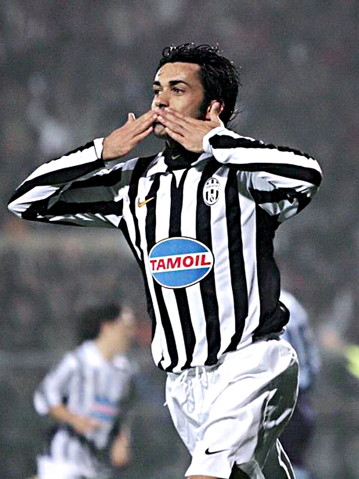 Vi Sblocchiamo Un Ricordo; Raffaele Palladino. 6 stagioni complessive alla Juventus tra primavera e prima squadra, tra il 2002 ed il 2008, con in mezzo le esperienze in prestito a Salerno e Livorno nelle stagioni 2004/2005 e 2005/2006. Esterno offensivo classe 1984, cresciuto nel vivaio bianconero, giocatore tecnico, imprevedibile ed abile nell’uno contro uno,  Palladino ha collezionato 51 presenze e 10 reti con la prima squadra, giocando prevalentemente come ala sinistra. Fa parte del gruppo che ha contribuito alla rinascita della Juve post Calciopoli, offrendo un contributo prezioso nella fase di transizione del club bianconero sotto la guida tecnica prima di Didier Deschamps e poi di Claudio Ranieri. #vocibianconere #juventus #raffaelepalladino #buongiornobianconeri 🤍🖤