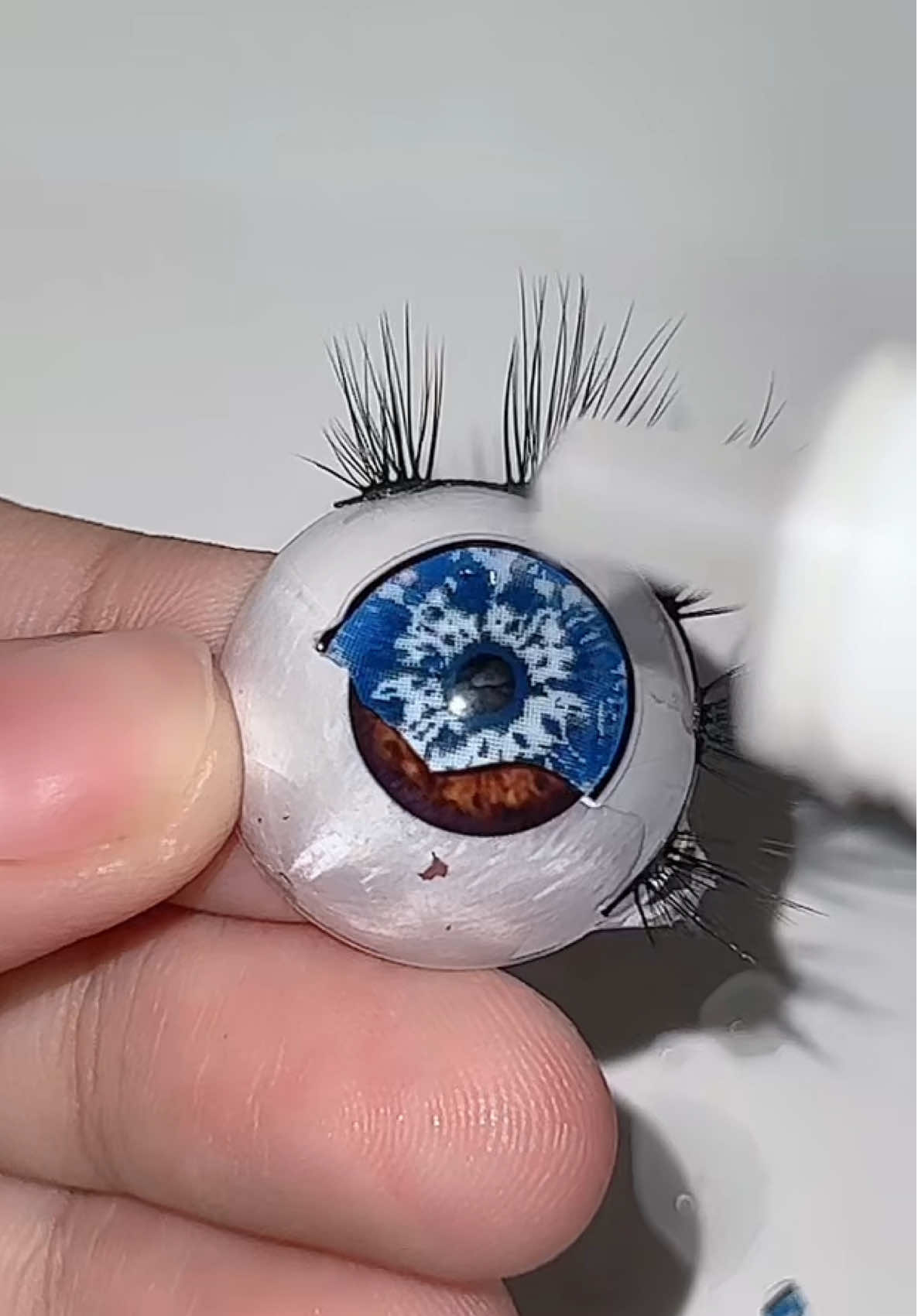 A reminder to always always remove your lenses before magpahinga and even washing your face at night, dapat nakatanggal na yan! 👀