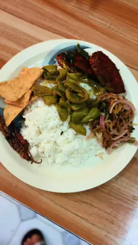 Sri Lankan Rice & curry  එලබටු, තෝර මාළු, කරවිල සම්බල්, පපඩම්, මිරිස් බැදලා 😋 #srilankanfood #riceandcurry #tasty 