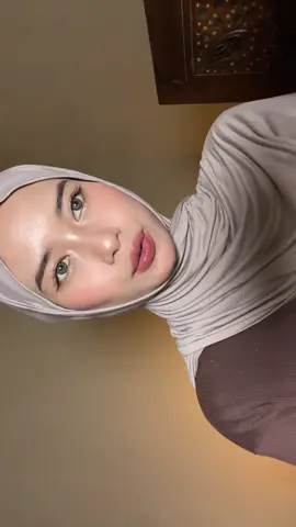 Ngeliat ke atas mulu, ada ap sie? #makeuplook 