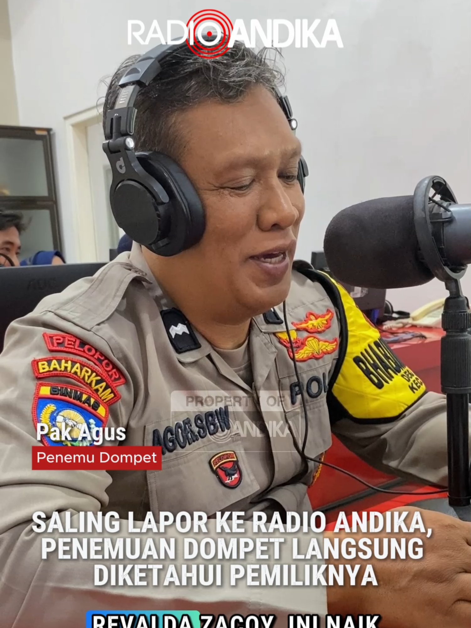 Radio ANDIKA 17.36 Aipda Agus SBW, Bhabinkamtibmas Desa Cerme, Grogol, Kediri menghubungi ke Gatekeeper mengenai melaporkan penemuan dompet. Tidak lama kemudian Mas Revalda Zacqy Wardhana warga Kabupaten Tanggamus, Provinsi Lampung yang berdomisili di Semen, Kediri yang ternyata merupakan pemilik dompet juga melapor kehilangan.   Temuan Aipda Agus langsung diteruskan ke pemiliknya dompet. Alhamdulillah pada Selasa, (02/09) siang keduanya bisa melangsung serah terima di ANDIKA Media Center di Jalan Semeru 243 Kediri.   Menurut Aipda Agus dompet ditemukan di sekitaran Jalan Raya Gatot Subroto, Mrican, Mojoroto Kota Kediri. Saat itu Aipda Agus sedang bersepeda dan melihat dompet  pengendara motor yang diketahui Mas Revalda Zacqy Wardhana terjatuh. Sudah diupayakan untuk diikuti namun tidak terkejar.     Dompet itu berisi uang hampir Rp 2 juta. Serah terima sudah dilakukan. Mas Revalda  mengucapkan terima kasih kepada Aipda Agus dan Radio ANDIKA yang membantu ditemukannya dompetnya itu. Setelah serah terima Aipda Agus tidak berkenan diberi imbalan oleh pemilik dompet itu. (far) #radioandika #ag243 #kediri _______________ . . WA Radio ANDIKA : 0811-3454-000 Youtube : andikatvkediri Facebook : ag243