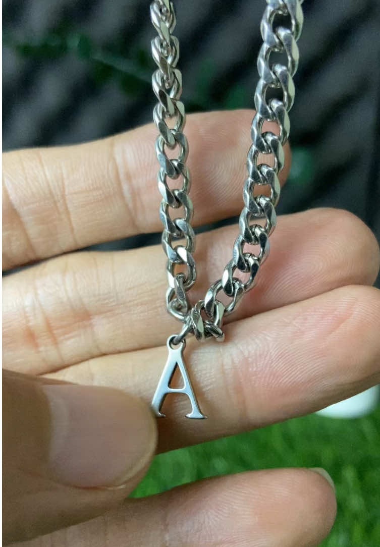 Kalung liontin inisial abjad berbahan stainless steel. #kalungstainless #kalungcewek #kalungcowok #kalungliontin #kalungkekinian 