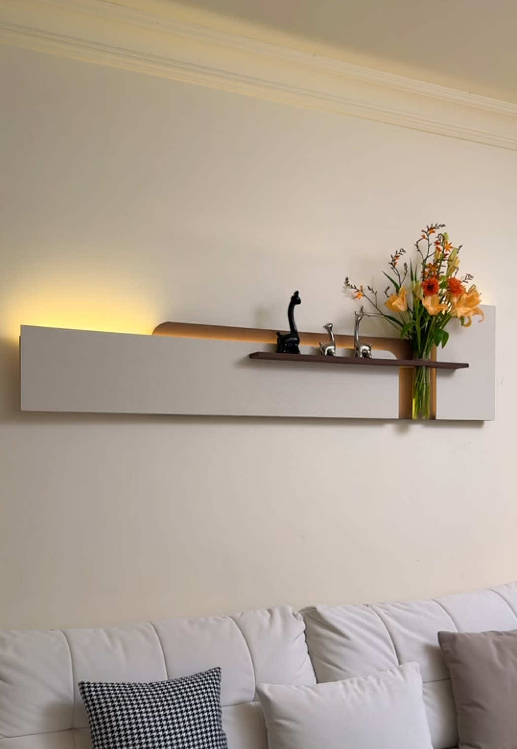 This painting elevates the living room.#homedecor #decoration #decorativepainting #flowers #homeimprovement #decorationdesign #decorationideas #homedecordiy #homedecoration 