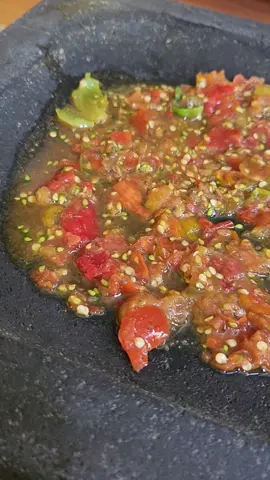 Semua menu nya mostly enak2... ayam grg ny medok pol.. mendoan nya jg enduls.. eppes tahunya so so lah ya.. bakwan jagung nya enak!! yg juara si sambel seruitnya pedes asin seger!!! #sambalseruit #kulinerindonesia #rekomendasi #fypage 