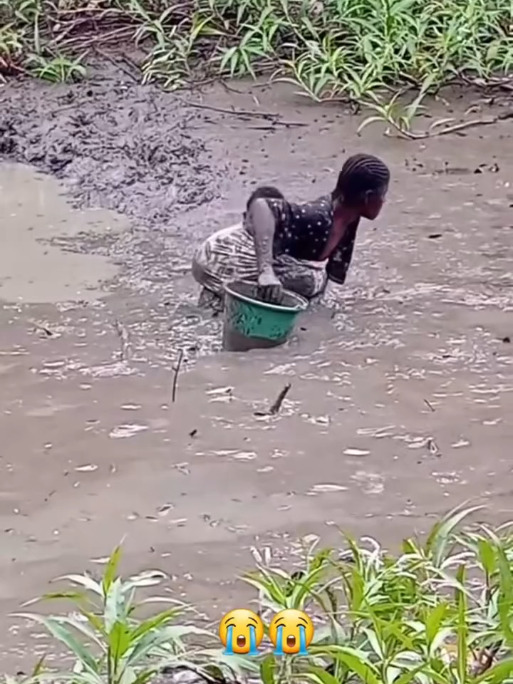 She reached at a point where she couldn't get out of the mud 😔 with the baby at the back.
 Nothing is more harder than Mom's struggle in Africa to feed her kids , few woman can go there to look for something to feed the kids. 
 Salute to all mothers.
