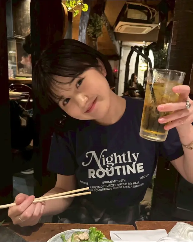 おしぼりぐっちゃぐちゃに置いちゃうんだよなあ… 美味しいもの目の前にすると理性なくなっちゃって、すごい勢いで食べちゃうんだよなあ… お酒弱すぎて毎回ソフドリしか飲まないんだよなあ… でも箸袋で鶴は折れるんだよなあ… どうですか…かっこいいでしょ…