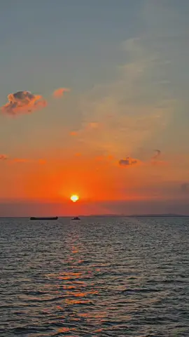#sunset #tengahlaut #kapal #storysunsetestetik #fyp 