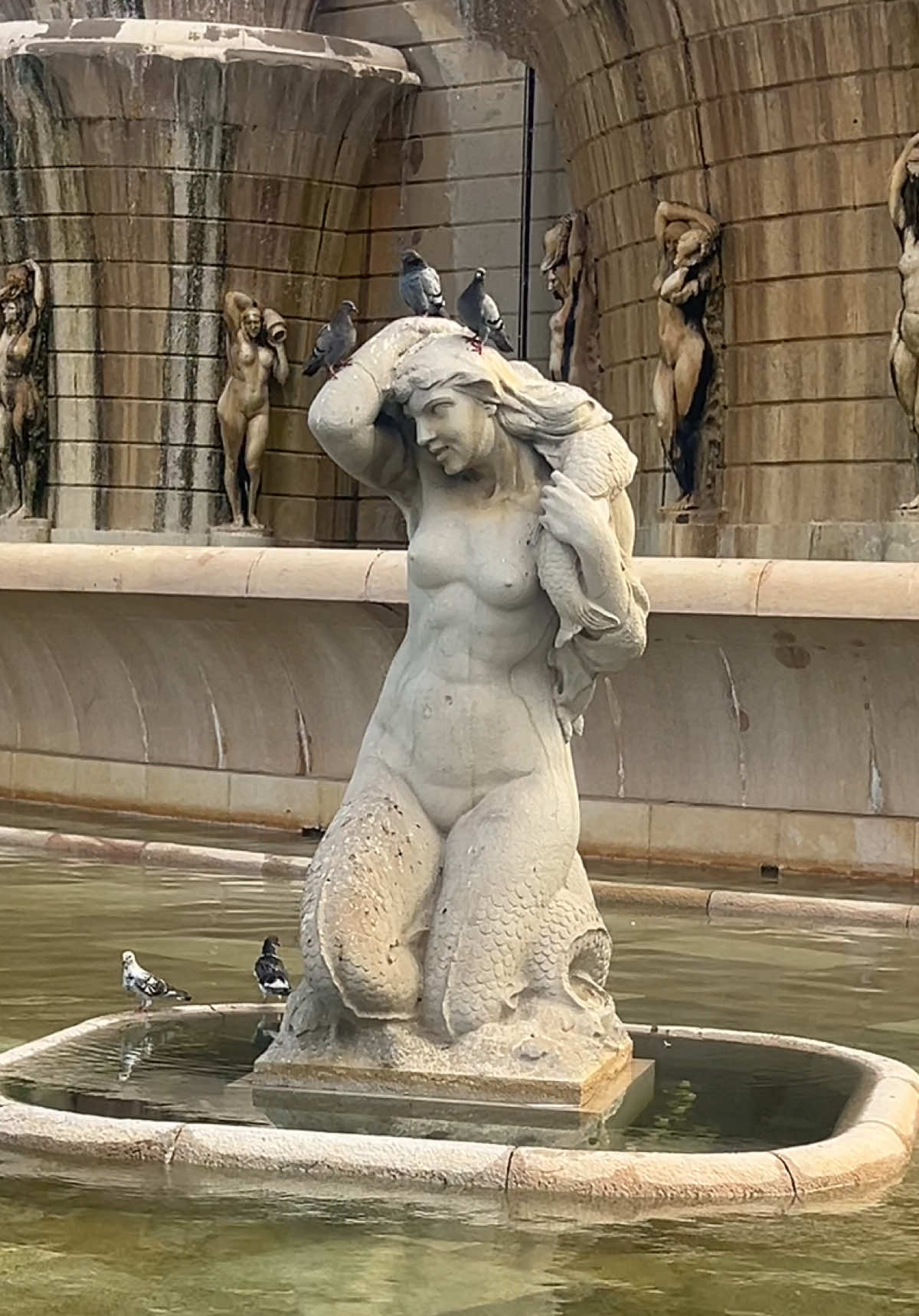 पोर्चुगलको राजधानी लिस्बनस्थित Alameda Park मा रहेका यि कलात्मक मूर्तिहरू । शारीरिक सौन्दर्य, श्रम, परिवार र जीवन प्रतिम्बित गर्ने यि कलात्मक स्मारकहरू गज्जब छन ❤️🙏 तपाईहरुलाई कस्तो लाग्यो ?