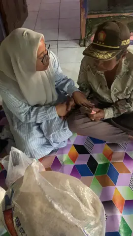 Asalamualikum wrb saya mau bilang trimakasi kepada temen temen online,sudah mau berbagi rezekinya untuk si kakenya 🙏😇,tapi di sini si kake nya bener bener suka lupaa bilang juga harus bener bener kenceng ,di sini saya udah bilang sama sikake nya ini donasi kake dari temen temen online,tapi kata si kake nya trimksii bnyk sehat selalu panjang umur nyaa 😇,nah disini juga saya bilang kesi kakenya uang nya jangan di pakekan salah guna untuk kebutuhan kakenyaa sehari hari ,dan buka usaha keci kecilan ,tapi sya kasian bngt keadan rumah nya ada yang robohh 🥹semoga aja uang 9 jt cukup untuk kake dan nenek semoga 🤲🤲trimksii bnyk bngt temen temen online kuu maksii banyak kk saya nggak bisa bilang apa apa cuman bisa bilang trimksi bnyak 🙏🙏#fypシ #4u #biralvideo #rameinyuk 