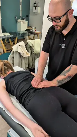 trattamento massoterapico del muscolo mediogluteo e dei paravertebrali. Il medio gluteo è un muscolo estremamente importante per la postura perché regola la stabilità del bacino. #massoterapia #osteopatia #postura #gluteo #massage 