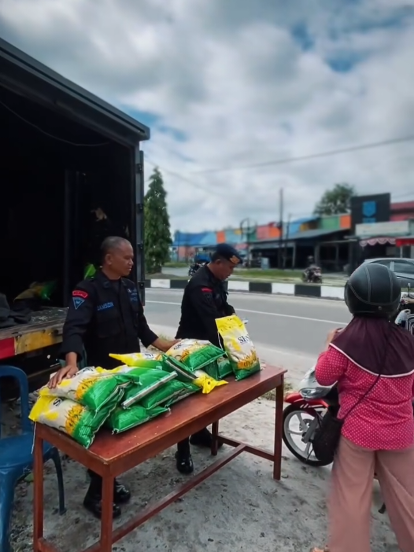 @pidbrimobkalteng_ Ayo Gaes Program Pangan Murah masih berlangsung, Satbrimob Polda Kalteng terus menyalurkan Beras SPHP (Stabilisasi Pasokan Dan Harga Pangan) setiap harinya di Kota Palangka Raya. Untuk Lokasi Berpindah-pindah ya gaes. Untuk Lokasi besok nanti malam Mimin share diinstastory. B R I G A D E ! BRIMOB UNTUK NUSA DAN BANGSA
